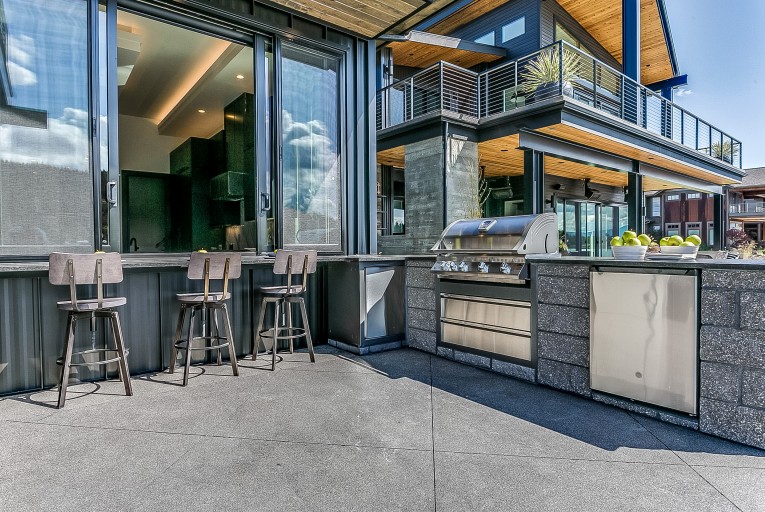 How to Create the Perfect Outdoor Bar & Kitchen